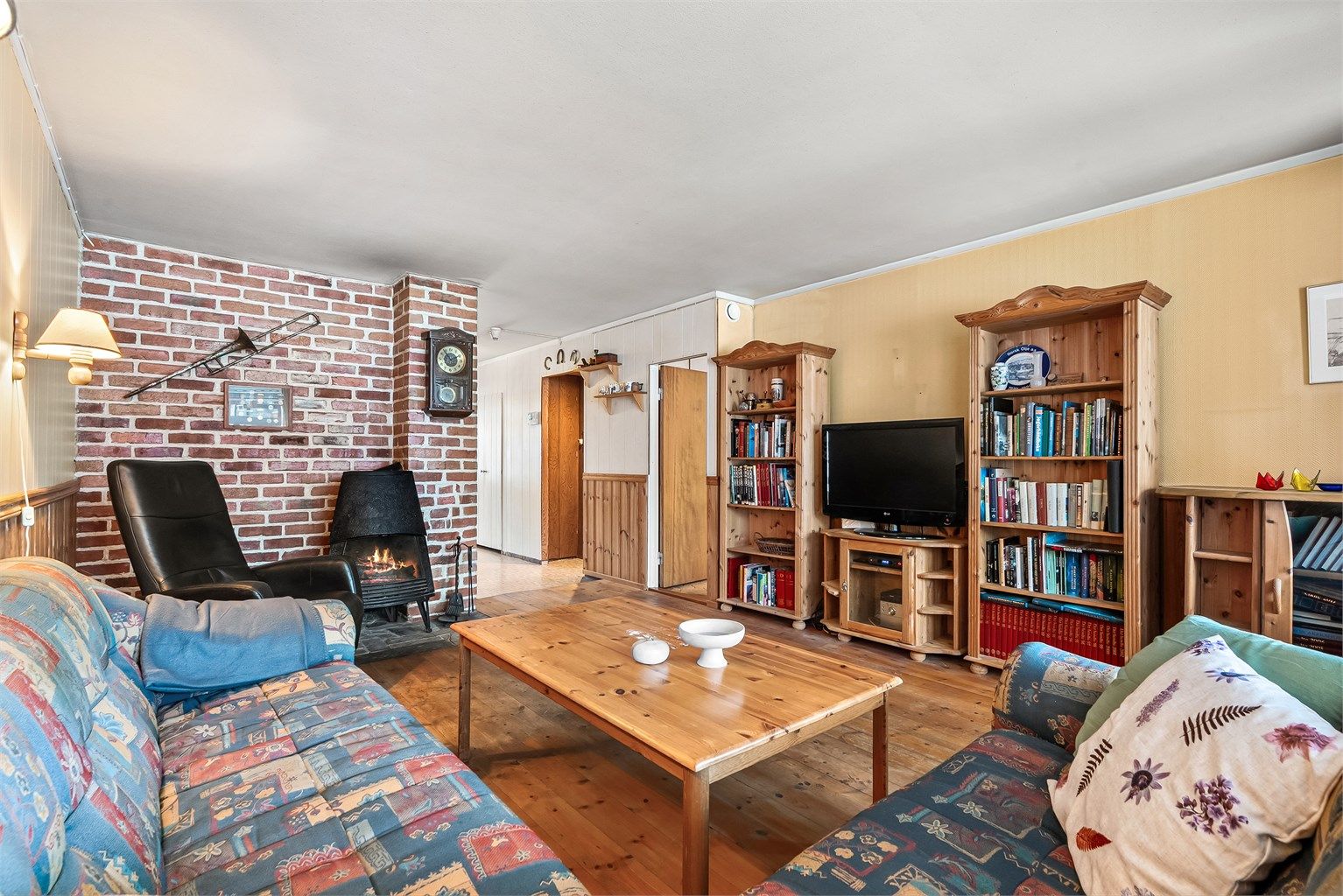 Stue - fine detaljer med murvegg midt i boligen