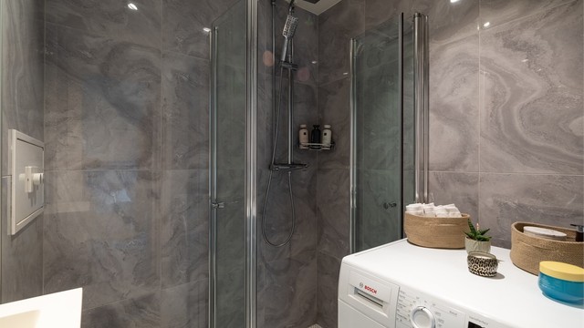 Badet ble rehabilitert i regi av sameiet i 2005, men oppgradert i 2018 hvor det ble lagt flis på flis, montert nye dusjdører, ny regnfalldusj, ny servant, nytt speil og nye dowlights i himling.