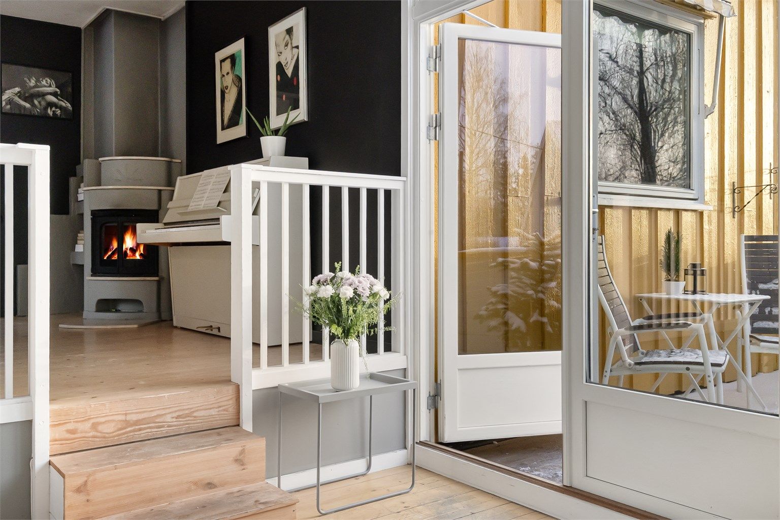 Fra stuen er det direkte utgang til en sydvestvendt balkong på 8 m².