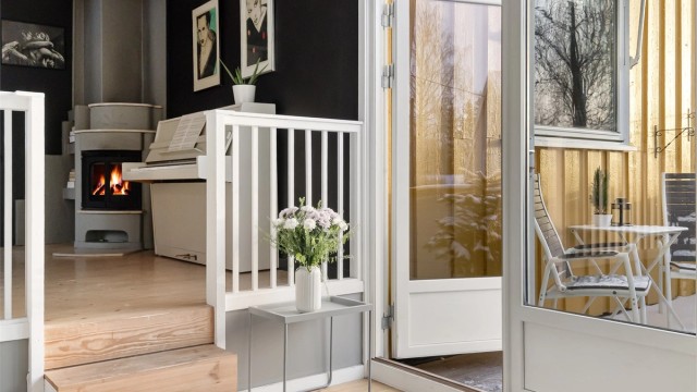 Fra stuen er det direkte utgang til en sydvestvendt balkong på 8 m².