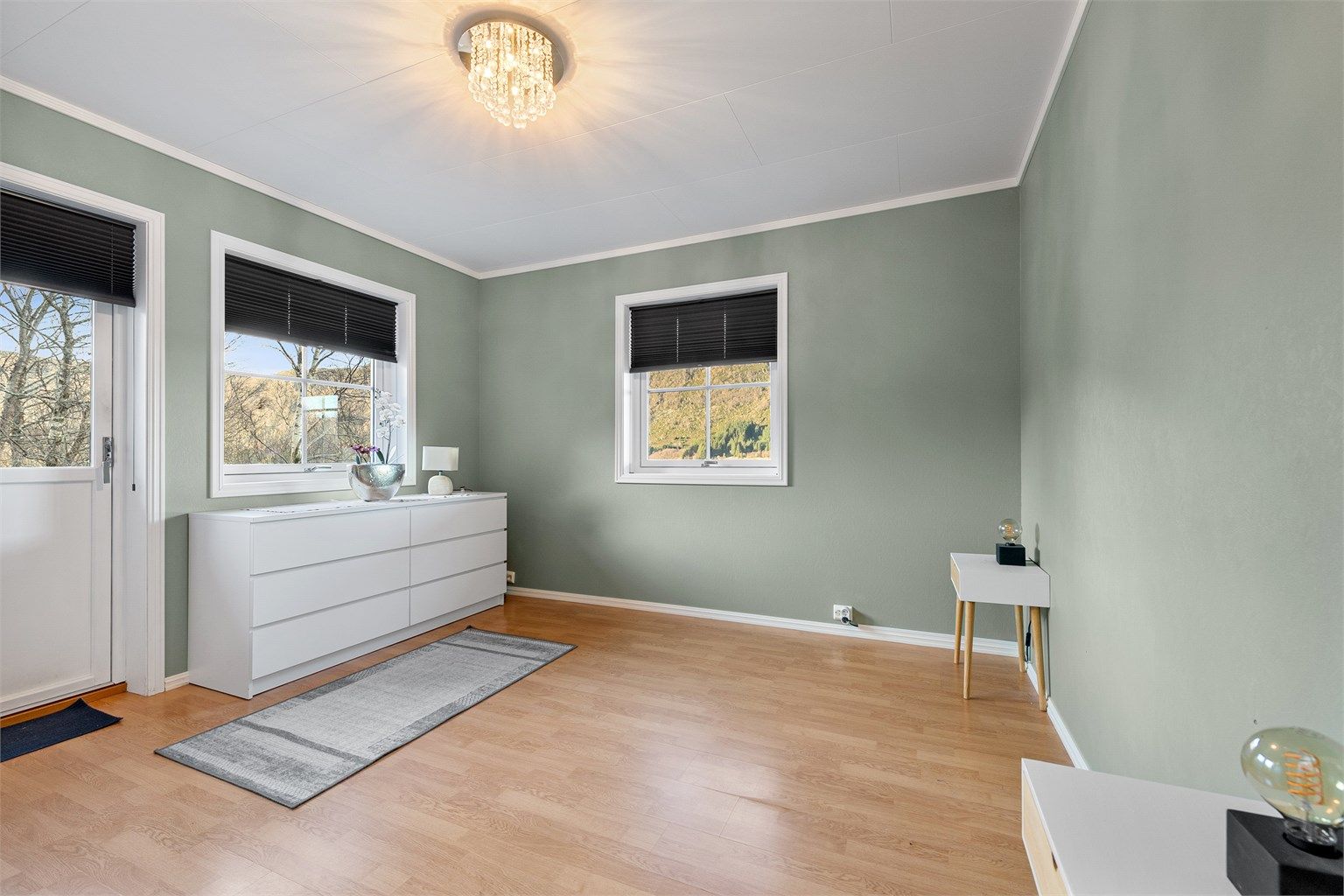 Hovedsoverom i 1. etasje med utgang til terrasse