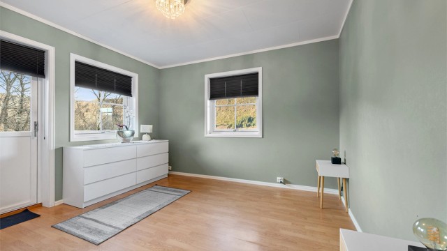 Hovedsoverom i 1. etasje med utgang til terrasse