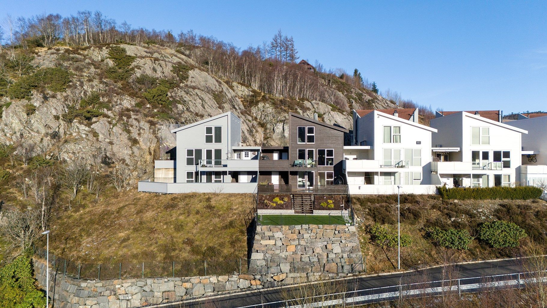 Velkommen til Kvernhusberget 10! Eiendommen har et flott opparbeidet uteområdet. 