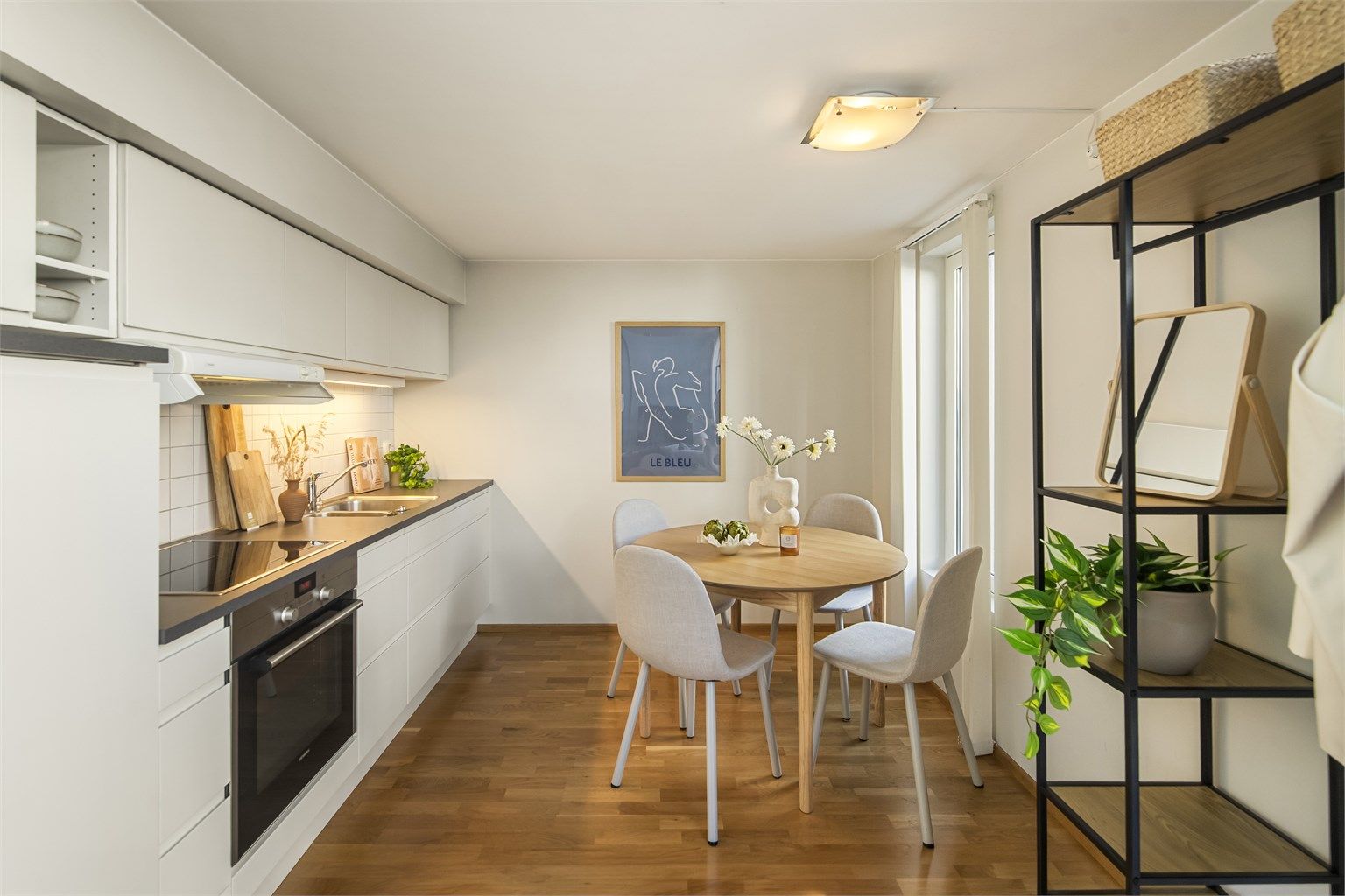 Kjøkkenet ligger i åpen løsning mot stuen og har god plass til spisebord.