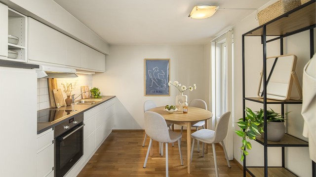 Kjøkkenet ligger i åpen løsning mot stuen og har god plass til spisebord.