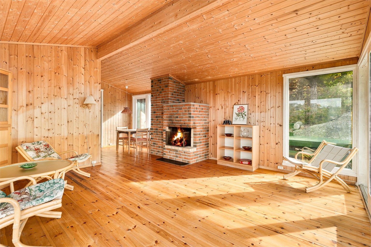 Det er montert åpen peis i stuen for ekstra varme og hygge på kjølige dager.
