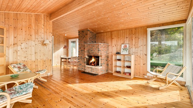 Det er montert åpen peis i stuen for ekstra varme og hygge på kjølige dager.