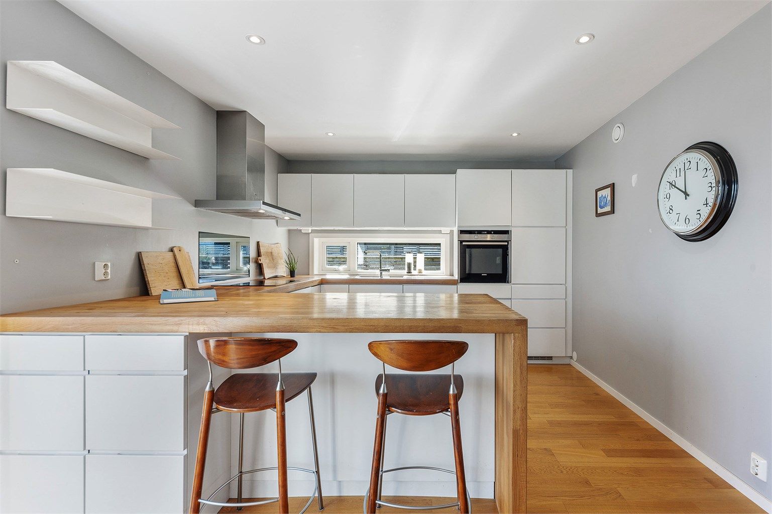 Kjøkkenhalvøya fungerer som en naturlig spiseplass for raske måltider.