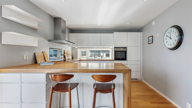 Kjøkkenhalvøya fungerer som en naturlig spiseplass for raske måltider.