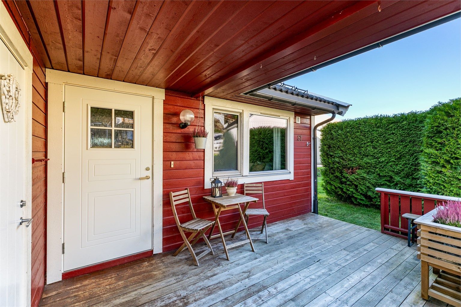 Sommerstid er det sol på inngangssiden fra tidlig morgen omkring lunch-tider.