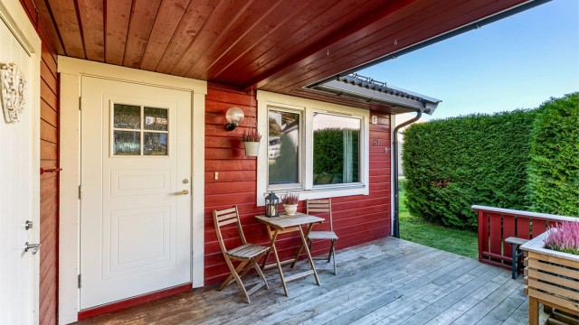 Sommerstid er det sol på inngangssiden fra tidlig morgen omkring lunch-tider.