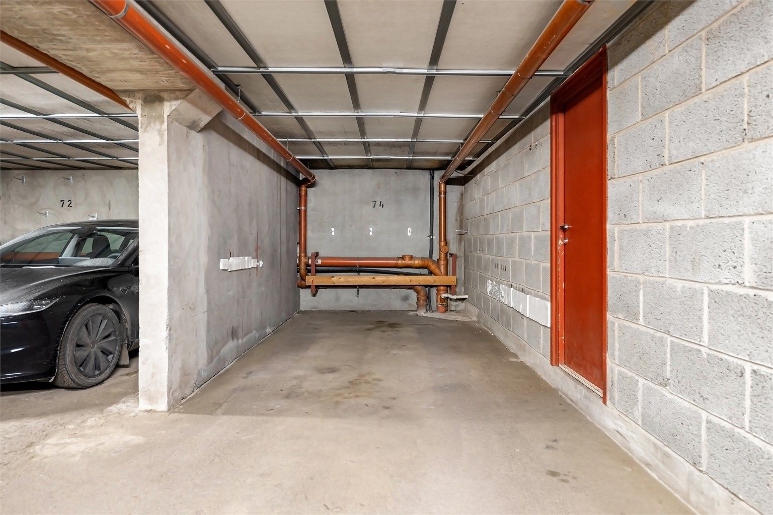 Leiligheten disponerer en fast plass, merket med nr. 74.