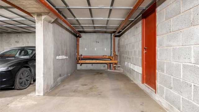 Leiligheten disponerer en fast plass, merket med nr. 74.