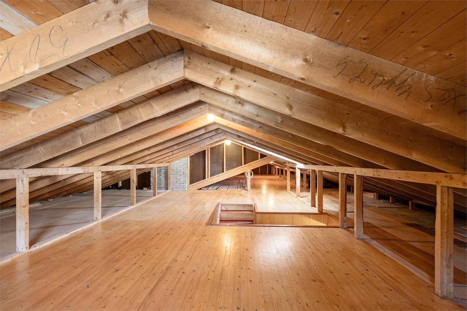 Loft med gode lagringsmuligheter og trapp fra hall 
