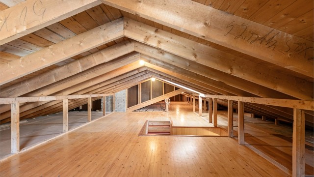 Loft med gode lagringsmuligheter og trapp fra hall