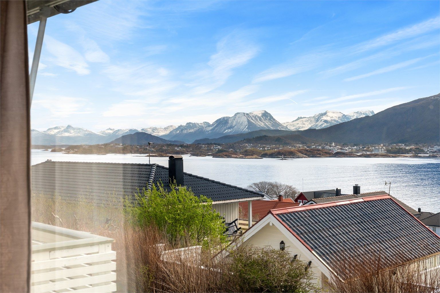 Gjennom vinduene kan man nyte synet av de majestetiske Sunnmørsalpene.