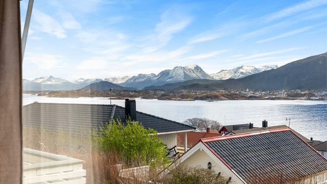 Gjennom vinduene kan man nyte synet av de majestetiske Sunnmørsalpene.