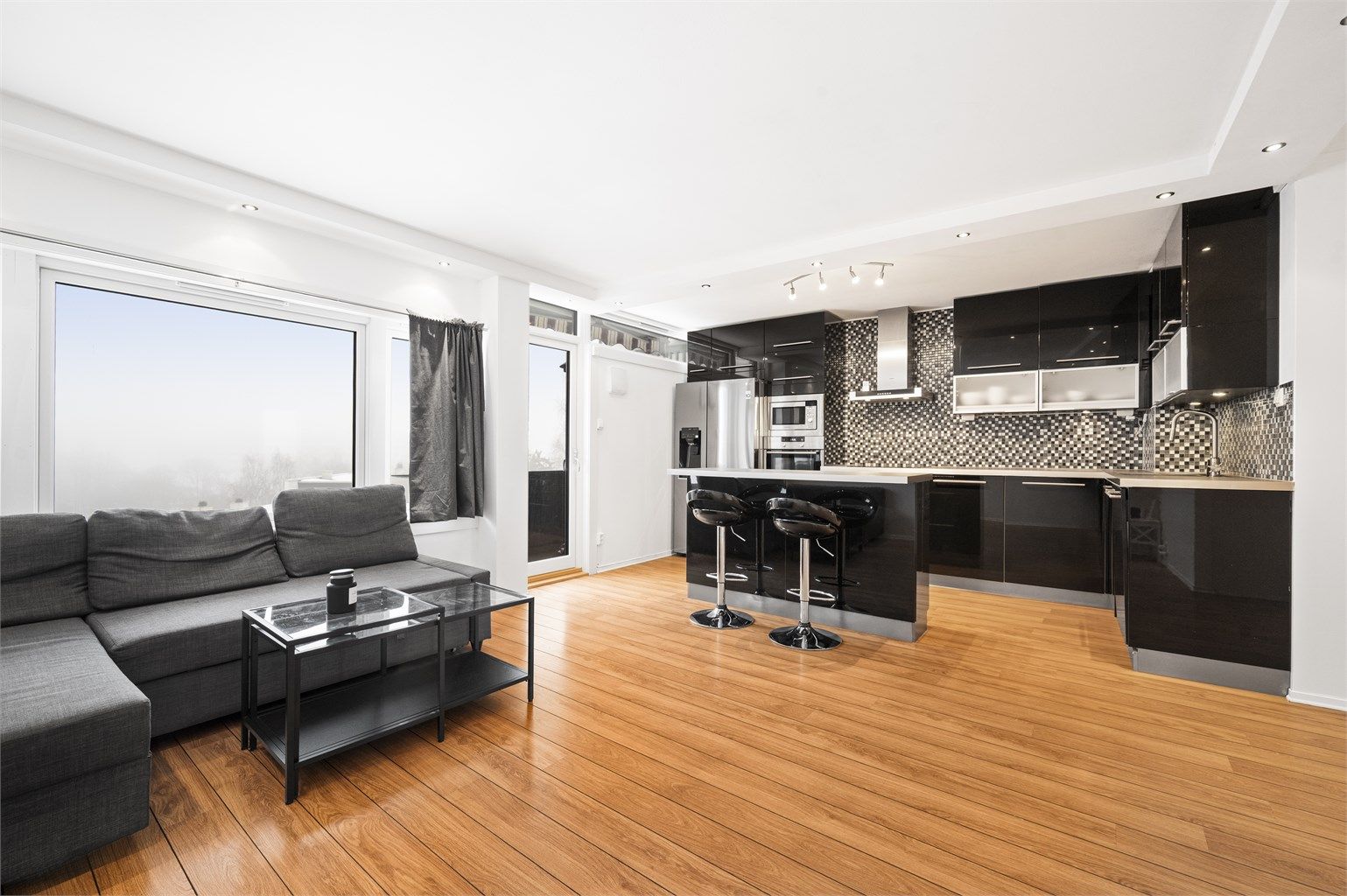 En lys og attraktiv 3-roms med en romslig balkong og sentral beliggenhet. 