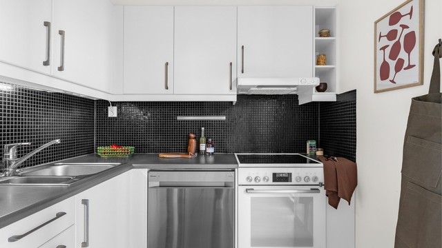 Kjøkkeninnredningen består av glatte laminerte/lakkerte fronter, laminert benkeplate med oppvaskkum og et-greps blandebatteri fra Oras.