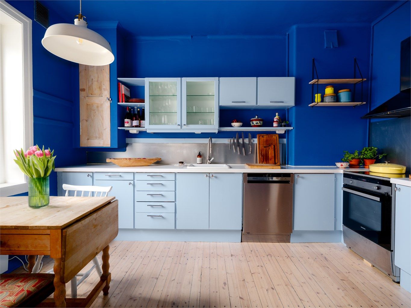 Innredning med glatte og profilerte fronter.