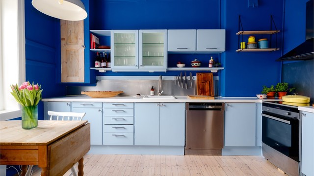 Innredning med glatte og profilerte fronter.