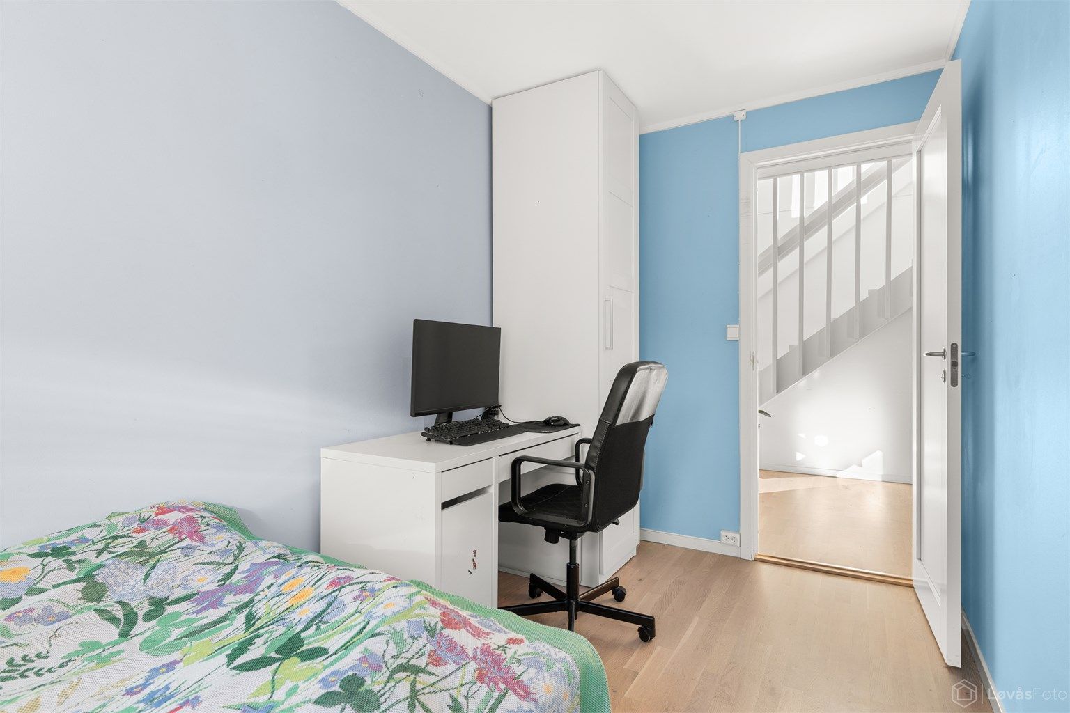 Rommet har parkett på gulvet og malte overflater, som resten av soverommene.