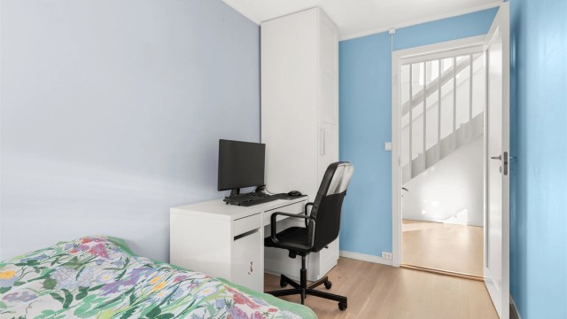 Rommet har parkett på gulvet og malte overflater, som resten av soverommene.