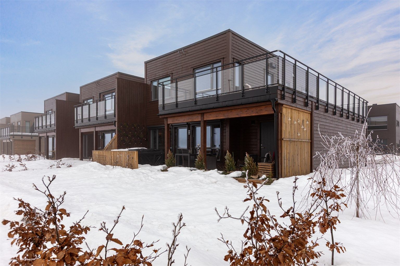 Attraktiv enebolig i kjede - flott intern beliggenhet på enden. 