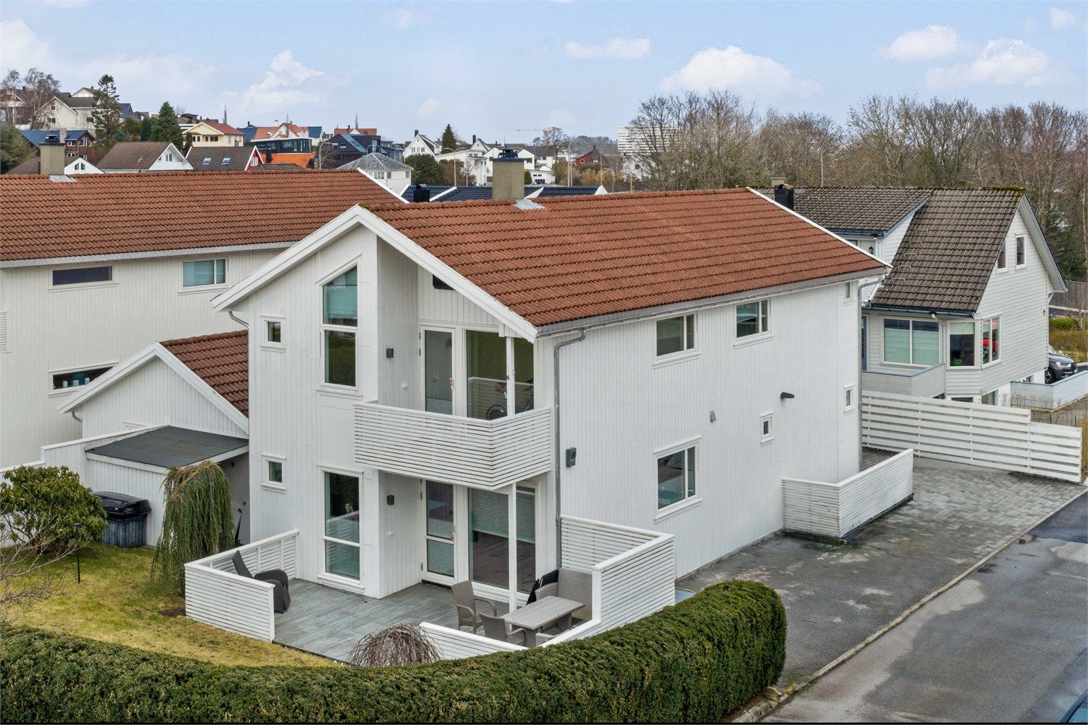 Boligen ligger pent og tilbaketrukket til og tomten har mulighet for parkering til flere biler. Hagen er omkranset av hekk, som gir en skjermet og lun løsning på fine sommerdager.