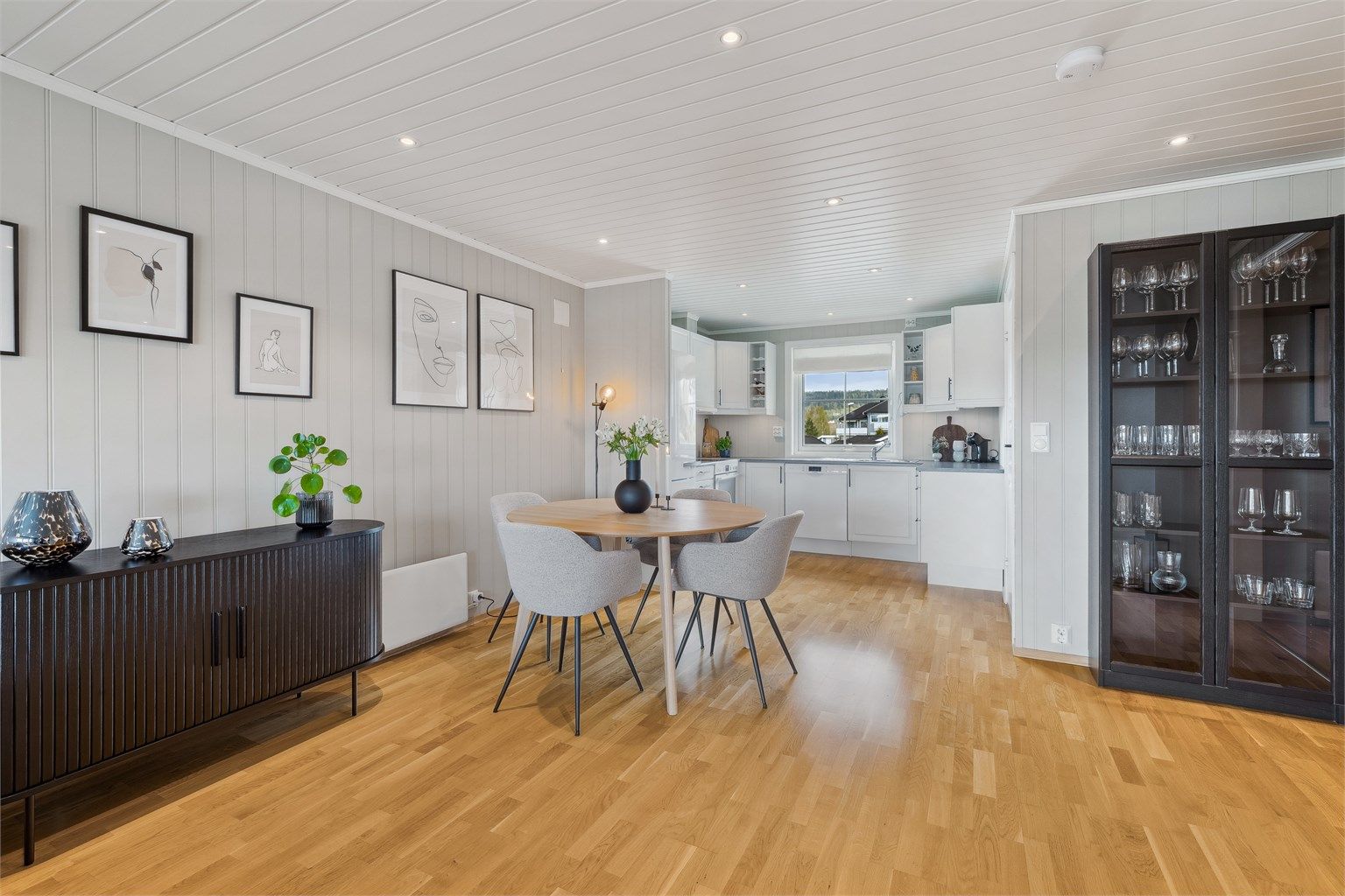 Innbydende og pen leilighet i 2. etasje med arealeffektiv planløsning