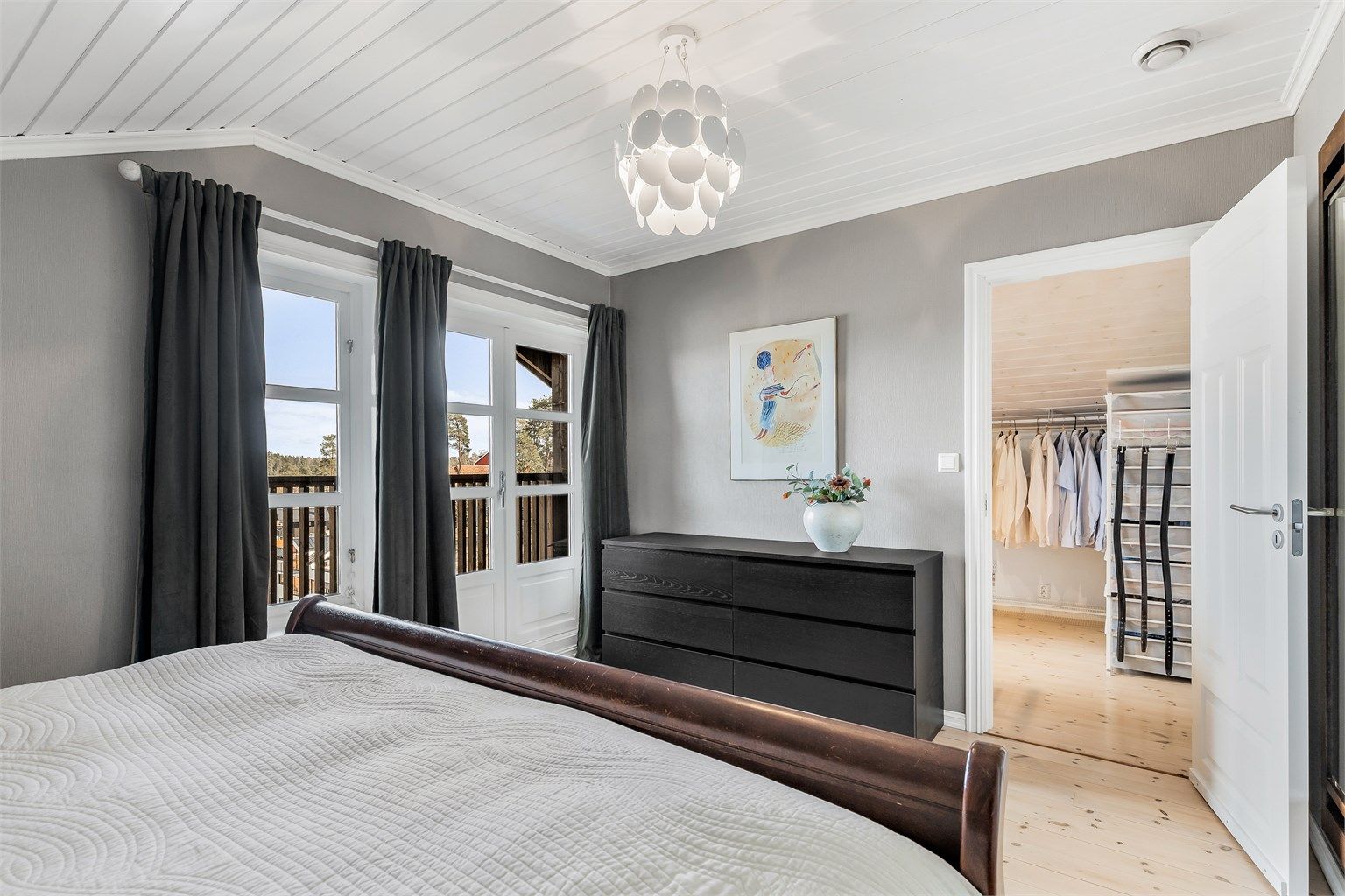 I 2.etasje er det tre soverom. Hovedsoverommet har eget omkledningsrom med tilgang til mindre bod, samt utgang til egen terrasse med en fantastisk utsikt å starte dagen til.