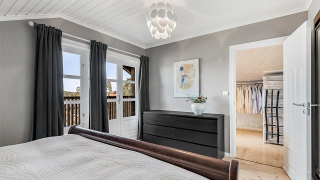 I 2.etasje er det tre soverom. Hovedsoverommet har eget omkledningsrom med tilgang til mindre bod, samt utgang til egen terrasse med en fantastisk utsikt å starte dagen til.