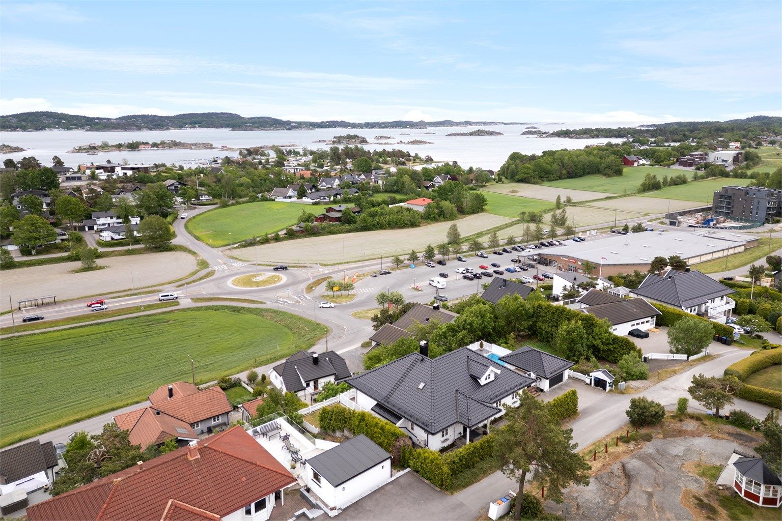 Her får man en unik beliggenhet, da den kombinerer fantastisk sjøutsikt med kort avstand til strand og flotte turområder!