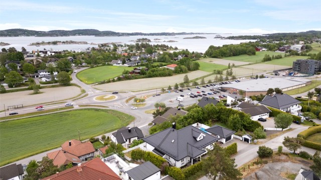 Her får man en unik beliggenhet, da den kombinerer fantastisk sjøutsikt med kort avstand til strand og flotte turområder!
