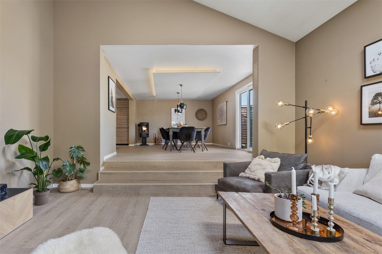 En moderne og lekker tomannsbolig med luksuriøse detaljer, stor hage og attraktiv planløsning. 