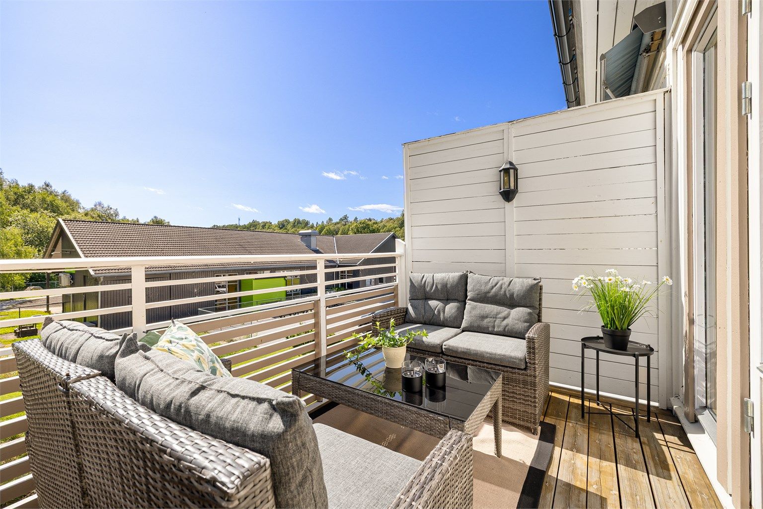Balkongen på ca. 8 kvm. er sydvendt og solfylt store deler av dagen sommerstid.