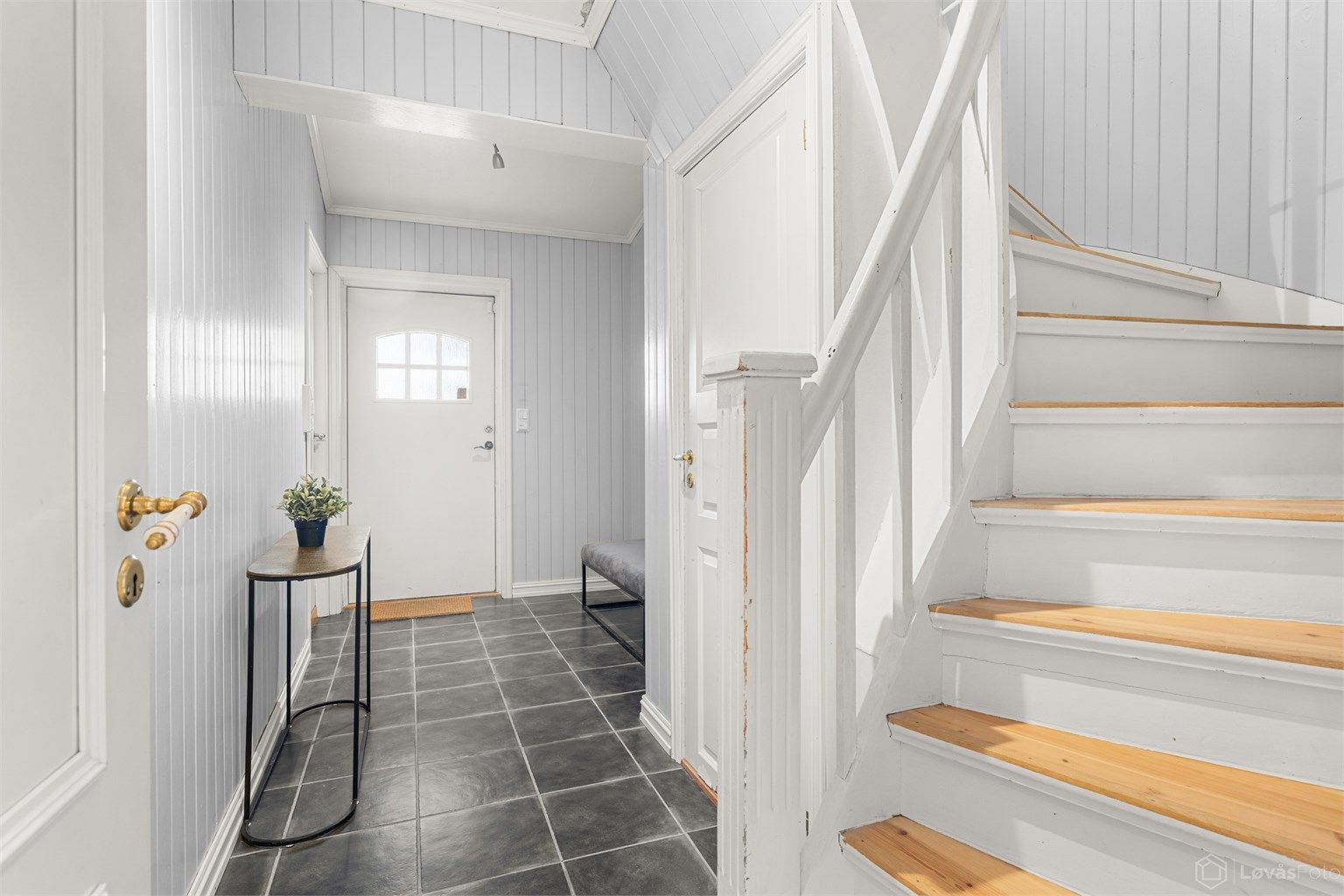 Entré/gang med trapp opp til 2. etasje. Bod under trappen