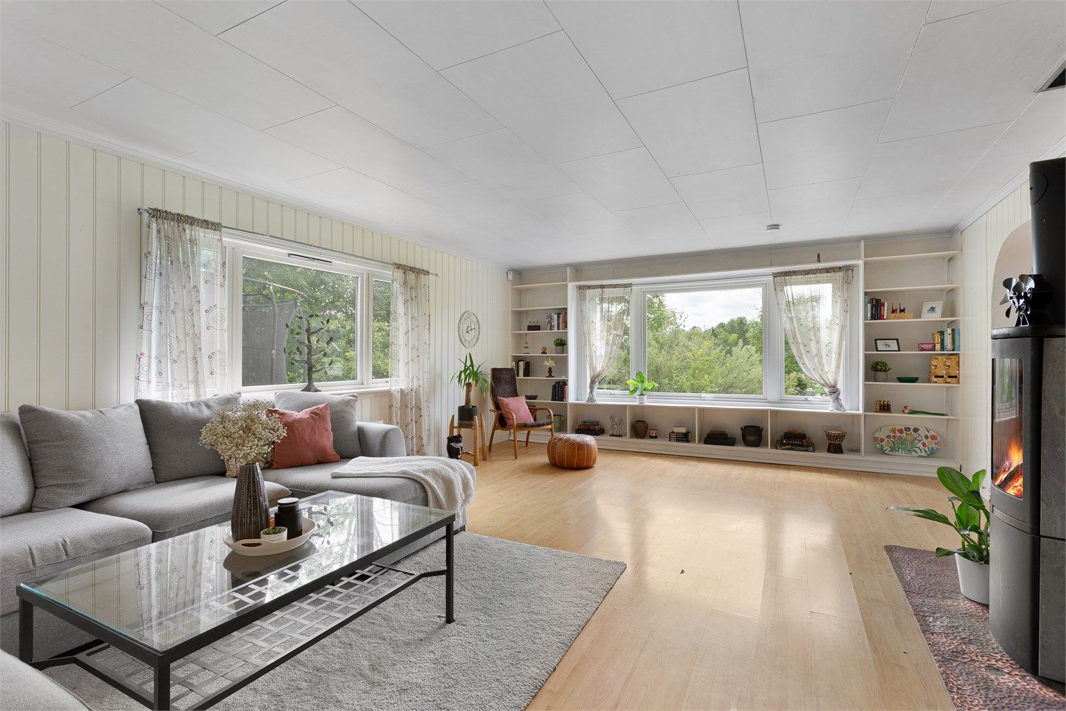 Stue med sofaområde og sittegruppe