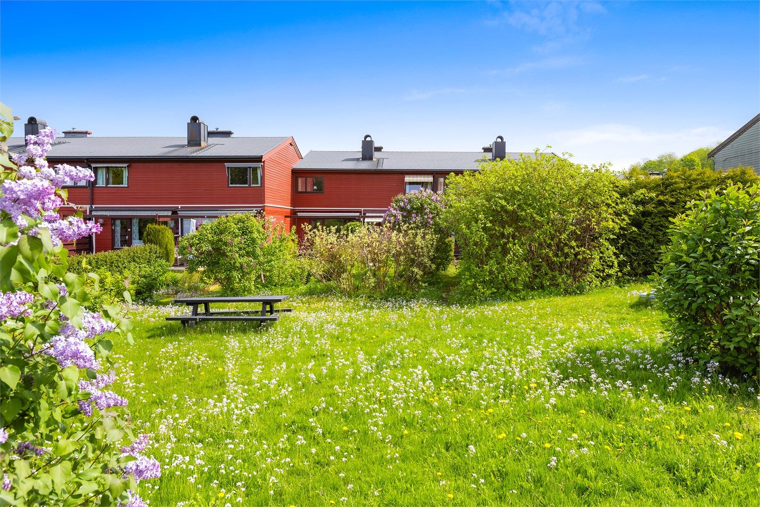 Rudsveien 22B - Attraktivt rekkehus over 3 plan beliggende skjermet og trygt i  blindvei.