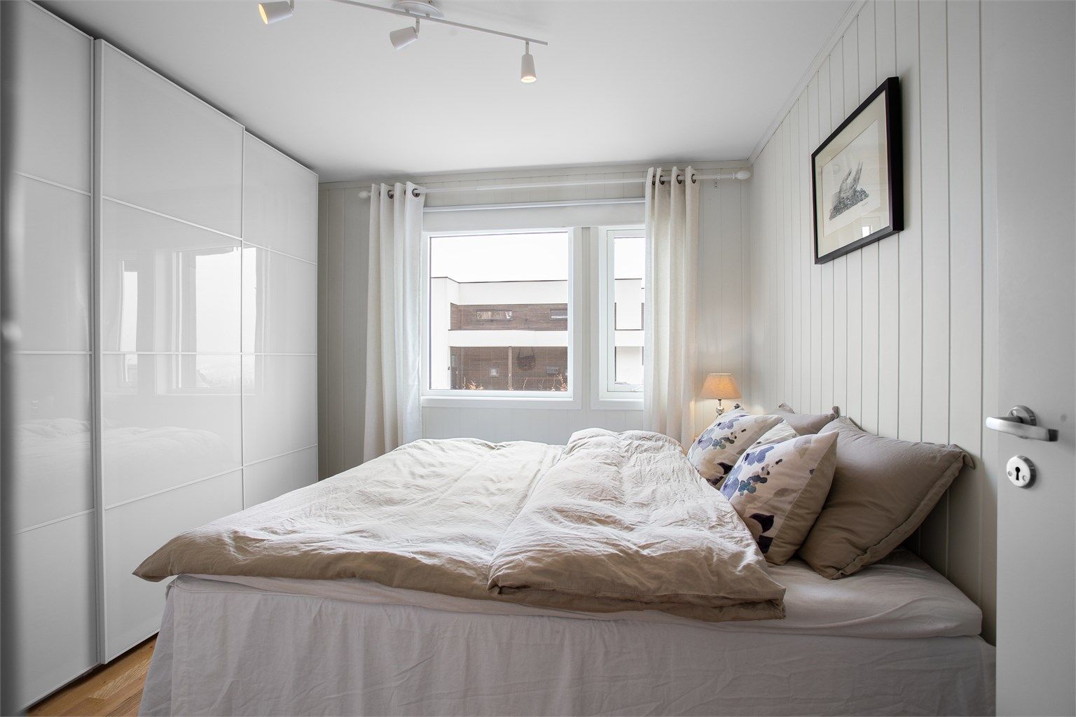 Soverom 2 med skyvedørsgarderobe