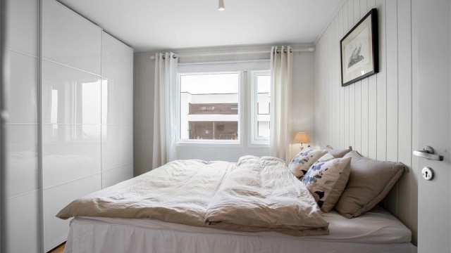 Soverom 2 med skyvedørsgarderobe