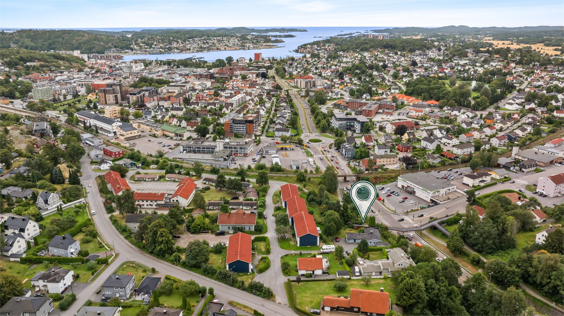 Sentralt, innholdsrikt og lettvint. Boligen har en attraktiv og svært sentral beliggenhet i et av Sandefjords mest sentrale boligområder. Her bor du med kort vei til det meste.