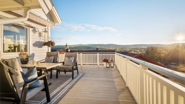 Terrassen har utvendig belysning, utvendig downlights i takoverbygg, markise med belysning og utvendig strømuttak.