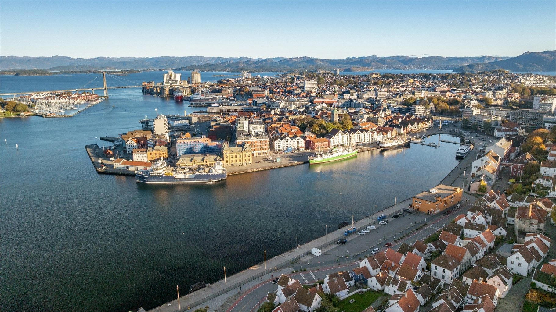 Like utenfor døren har du flere dagligvarebutikker, apotek, shopping, restauranter, kaféer, treningssentre m.m. 
Matmagasinet, Hermetikken og Lervig Local,  som har blitt et samlingssted på den vestre siden av byen, er i kort gange fra eiendom. 