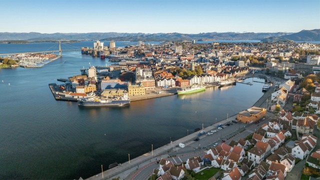 Like utenfor døren har du flere dagligvarebutikker, apotek, shopping, restauranter, kaféer, treningssentre m.m.
Matmagasinet, Hermetikken og Lervig Local, som har blitt et samlingssted på den vestre siden av byen, er i kort gange fra eiendom.