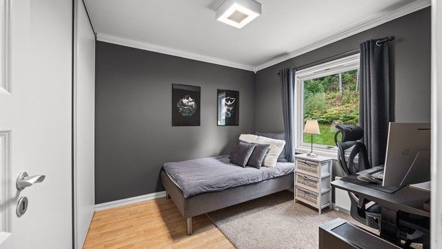 Soverommet er utstyrt med praktisk skyvedørsgarderobe og har god plass til arbeidsplass.