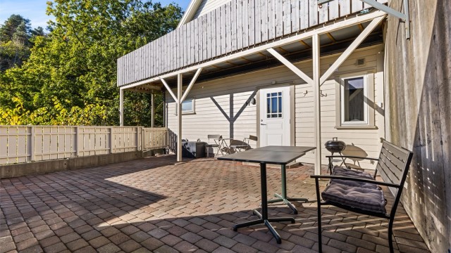 Uteplassen er lagt med belegningsstein og har god plass til sittegruppe og grill.