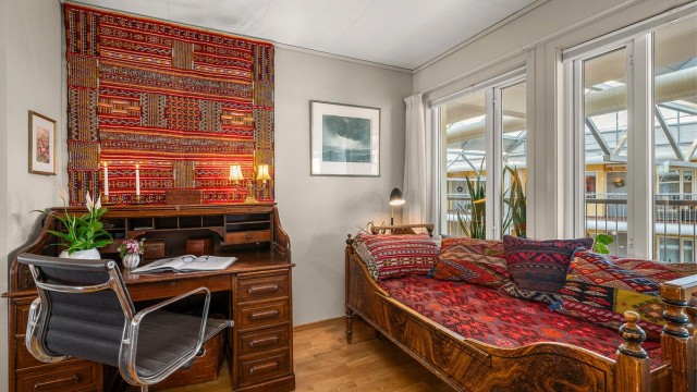Kontor med vindusflater som vender inn mot det overbygde atriet.