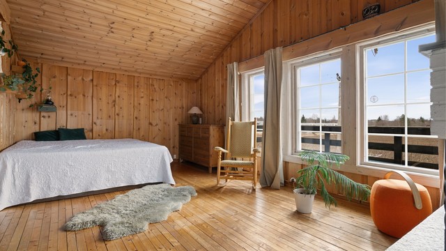 Heltregulv og panel på vegger og i tak gir rommet en lun og tradisjonell karakter.