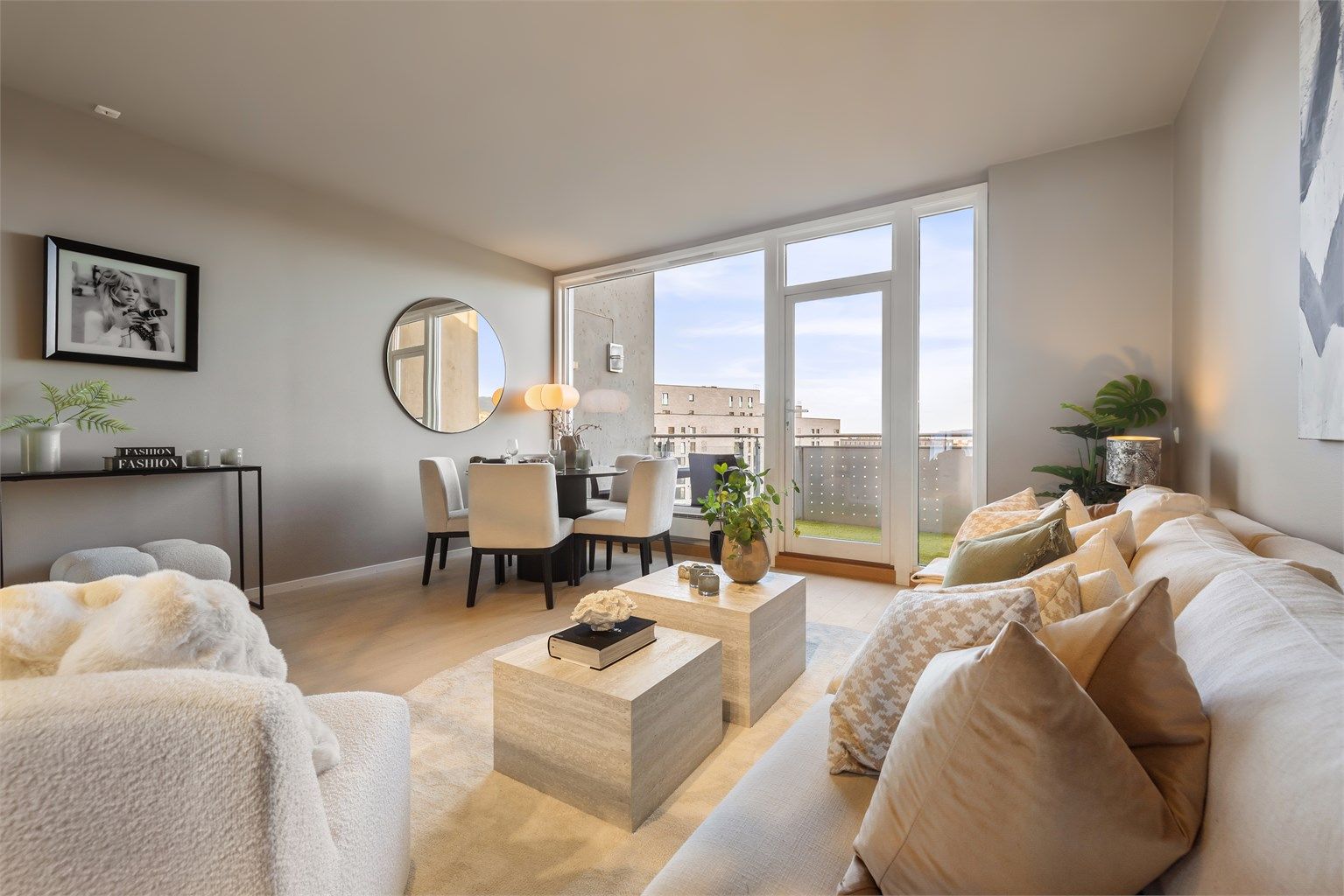 Stuen har god plass til både sofakrok og spisebord.